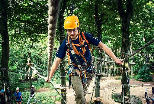 Trainer klettert im Kletterpark Detmold am Hermannsdenkmal