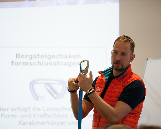 Trainer schult Teilnehmer in einem Seminarraum