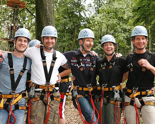 Kletterfertige Freundesgruppe vor dem Klettern