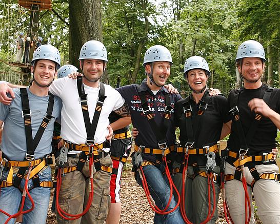 Kletterfertige Freundesgruppe vor dem Klettern