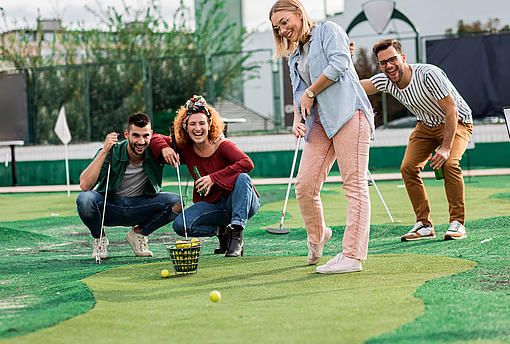 Eine Gruppe spielt Minigolf