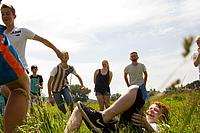 Gruppe von Kindern beim Fangen spielen auf einer Wiese