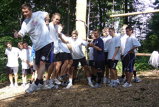 Spieler von Arminia Bielefeld balancieren über eine Slackline