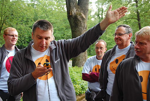 Ein Mann mit einer Stoppuhr gibt dem Rest der Gruppe ein Handzeichen