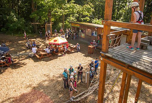 Sicht auf den Pausenbereich im Kletterpark Bielefeld