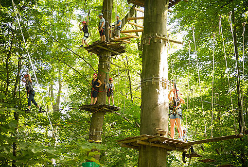 Ansicht verschiedener Elemente des Kletterparks Bielefeld