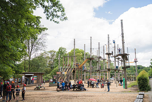 Der Kletterpark Bielefeld liegt nah am Stadtzentrum und doch mitten im Grünen