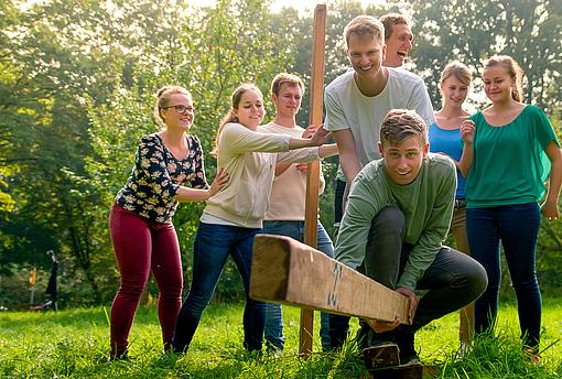 Eine Gruppe Auszubildender während einer Kooperationsaufgabe