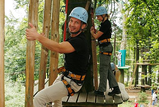 Mann und Frau in einem Kletterelement im Kletterpark bei Detmold