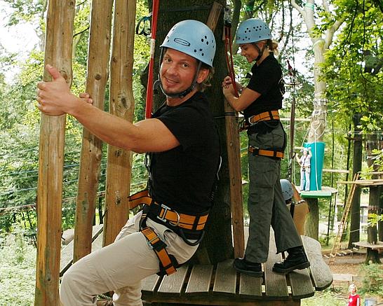 Mann und Frau in einem Kletterelement im Kletterpark bei Detmold