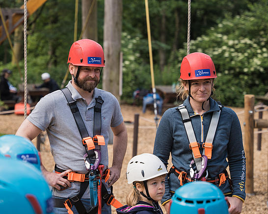 Eine Teilnehmergruppe hört sich die Einweisung der Trainer an.